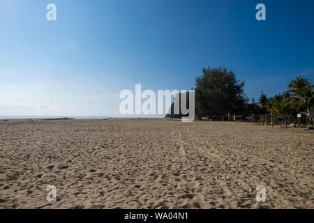 Matin lever de soleil à la plage sur la mer de Chine du Sud dans la région de Kuala Terengganu, Malaisie. Banque D'Images