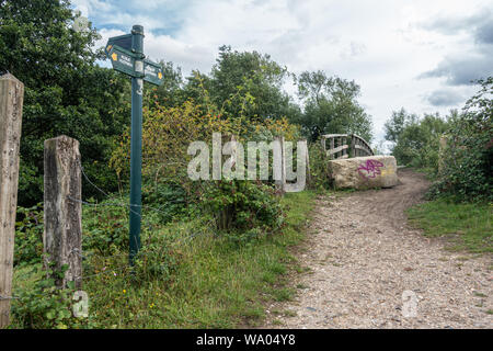 Un panneau avec des directions le long d'un droit de passage public dans la campagne du Berkshire, Royaume-Uni. Banque D'Images