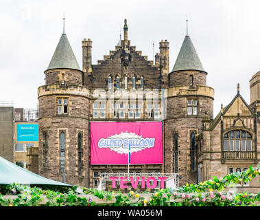 Maison en rangée Teviot, ballon doré au cours de Fringe Festival, Bristo Square, Édimbourg, Écosse, Royaume-Uni Banque D'Images