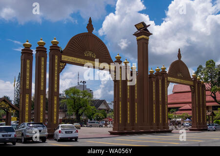 Le monument porte dans la Al-Quran Rehal Park à Kota Bharu, Malaisie. Banque D'Images