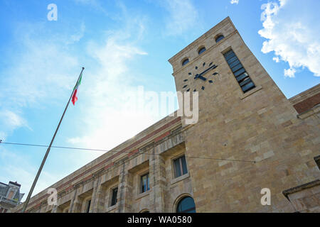 Tour de l'horloge de l'hôtel Palazzo delle poste centrale (poste principale) avec en couvrant conçu par l'architecte Angelo Mazzoni dans le centre-ville de Banque D'Images