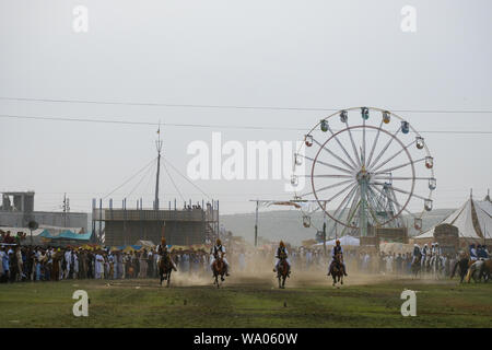 Équipe de liaison tente l'approche des cavaliers vers le sol de buts au festival culturel du Pakistan. Banque D'Images