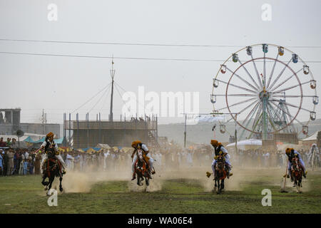 Équipe de liaison tente l'approche des cavaliers vers le sol de buts au festival culturel du Pakistan. Banque D'Images