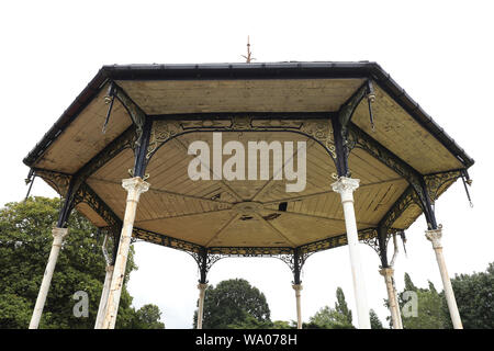 Le kiosque à musique, construit en 1905, dans la région de Croydon Recreation Ground, a été la pièce maîtresse de la croissance d'un jour Festival d'été qui a contribué à l'organisation de David Bowie en 1969, et a été classé (Grade II). Banque D'Images