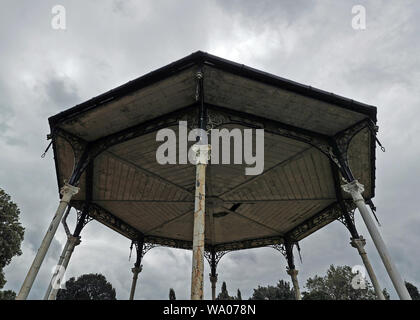 Le kiosque à musique, construit en 1905, dans la région de Croydon Recreation Ground, a été la pièce maîtresse de la croissance d'un jour Festival d'été qui a contribué à l'organisation de David Bowie en 1969, et a été classé (Grade II). Banque D'Images