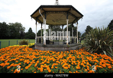 Le kiosque à musique, construit en 1905, dans la région de Croydon Recreation Ground, a été la pièce maîtresse de la croissance d'un jour Festival d'été qui a contribué à l'organisation de David Bowie en 1969, et a été classé (Grade II). Banque D'Images
