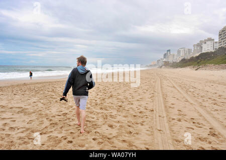 DURBAN, AFRIQUE DU SUD - le 12 août 2019 : l'homme marchant sur la plage à Umhlanga Rocks, près de Durban, le KwaZulu-Natal, Afrique du Sud Banque D'Images