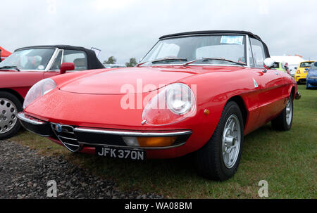 Trois-quart vue frontale d'un rouge, 1975 Alfa Romeo Spider, à l'affiche dans l'Alfa Romeo Owners Club, sur les 2019 Silverstone Classic Banque D'Images