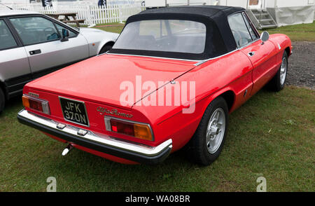 Trois-quart vue arrière d'une rouge, 1975 Alfa Romeo Spider, à l'affiche dans l'Alfa Romeo Owners Club, sur les 2019 Silverstone Classic Banque D'Images