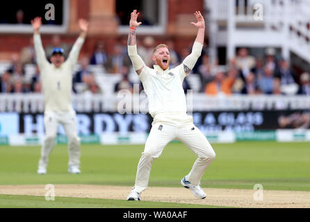 L'Angleterre Ben Stokes célèbre avant le guichet de l'Australie est Matthew Wade est renversée sur l'étude au cours de la troisième journée de la cendre test match à Lord's, Londres. Banque D'Images