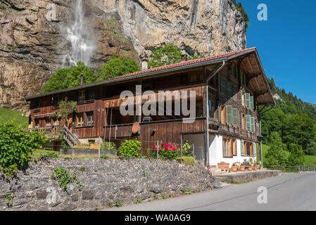 Maison de campagne traditionnelle en face de Staubbach, Grindelwald, Oberland Bernois, Suisse, Europe Banque D'Images