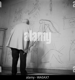 1951, historiques, l'artiste français Henri Matisse travaillant dans son studio sur ses dessins pour la Chapelle du Rosaire de Vence (la Chapelle du Rosaire) une petite chapelle catholique français sur la rivieria. Un homme âgé à cette époque, Matisse utilisé un long bâton pour dessiner les images de l'intérieur de la chapelle sur le papier placé sur le mur. Banque D'Images