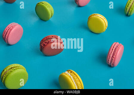 Vue latérale d'un piquant ou macarons macarons à base de meringue douce, confection d'une ganache, crème au beurre ou de la confiture le remplissage en sandwich entre deux tels c Banque D'Images