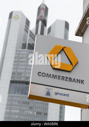 15 août 2019, Hessen, Frankfurt/Main : le signe d'une direction générale de la Commerzbank est attaché à une maison près de la façade du siège de la Commerzbank. Photo : Arne Dedert/dpa Banque D'Images