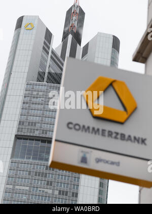 15 août 2019, Hessen, Frankfurt/Main : le signe d'une direction générale de la Commerzbank est attaché à une maison près de la façade du siège de la Commerzbank. Photo : Arne Dedert/dpa Banque D'Images