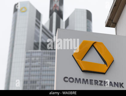 15 août 2019, Hessen, Frankfurt/Main : le signe d'une direction générale de la Commerzbank est attaché à une maison près de la façade du siège de la Commerzbank. Photo : Arne Dedert/dpa Banque D'Images