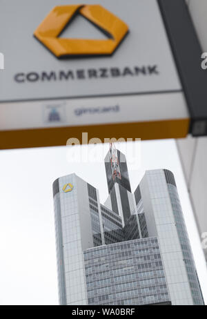 15 août 2019, Hessen, Frankfurt/Main : le signe d'une direction générale de la Commerzbank est attaché à une maison près de la façade du siège de la Commerzbank. Photo : Arne Dedert/dpa Banque D'Images