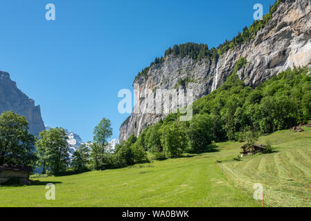 Paysage dans la vallée de Lauterbrunnen avec le Spissbach Falls, Grindelwald, Oberland Bernois, Suisse, Europe Banque D'Images