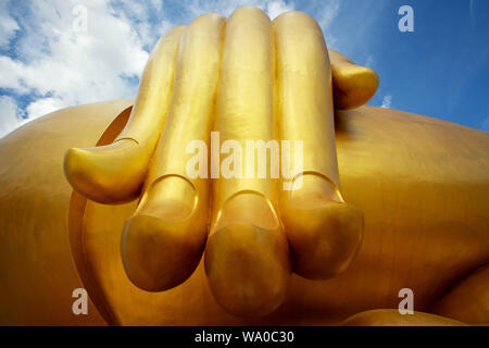 Golden hand statue de Bouddha Luang Phor Yai Wat Muang Thaïlande. Banque D'Images