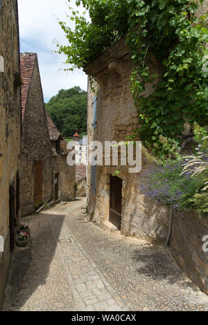 Village de Beynac-et-Cazenac, France. Vue pittoresque de Beynac est raide ruelles pavées qui mènent à et du château de Beynac. Banque D'Images