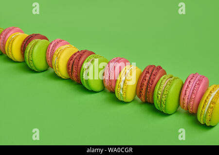 Vue latérale d'un piquant ou macarons macarons à base de meringue douce, confection d'une ganache, crème au beurre ou de la confiture le remplissage en sandwich entre deux tels c Banque D'Images