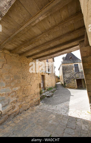 Village de Beynac-et-Cazenac, France. Vue pittoresque de Beynac est raide ruelles pavées qui mènent à et du château de Beynac. Banque D'Images