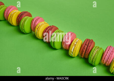 Vue latérale d'un piquant ou macarons macarons à base de meringue douce, confection d'une ganache, crème au beurre ou de la confiture le remplissage en sandwich entre deux tels c Banque D'Images