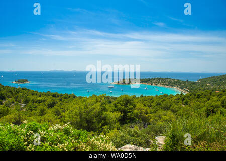 La Croatie, beau rivage sur la côte Adriatique, vue panoramique sur la plage de Kosirina lagoon sur l''île de Murter, ancrée, bateaux à voile et yachts sur la mer bleue Banque D'Images