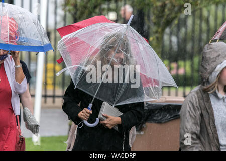 Southport, Merseyside, 16 août 2019. La forte pluie se déverse vers le bas sur les visiteurs bravant la météo horrible comme ils font leur chemin dans le 2019 Southport Flower Show. Le Royaume-Uni est définie pour être battu par plus d'un mois de pluie aujourd'hui - avant le retour du temps chaud pour les vacances de banque. Credit : Cernan Elias/Alamy Live News Banque D'Images