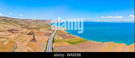 Vue aérienne du lac de Van le plus grand lac de Turquie, les champs et les falaises surplombant les eaux. Routes le long du lac Banque D'Images