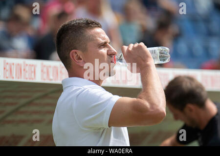 Coach Mersad SELIMBEGOVIC (R) Boissons à partir d'une bouteille, BB de profil ; soif, boire ; Soccer 2. 2.Bundesliga, journée, journée 02, Hanovre 96 (H) - Jahn Regensburg (R) 1 : 1, le 26.07.2019 à Stuttgart/Allemagne DFL RÈGLEMENT INTERDIT TOUTE UTILISATION DE PHOTOGRAPHIE COMME DES SÉQUENCES D'IMAGES ET/OU QUASI VIDÉO. Å L'utilisation dans le monde entier | Banque D'Images