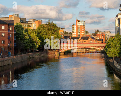 Crown Point Pont sur la rivière Aire au coucher du soleil Leeds West Yorkshire Angleterre Banque D'Images