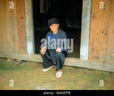 Femme Hmong devant sa maison près de Sapa, Vietnam, Banque D'Images