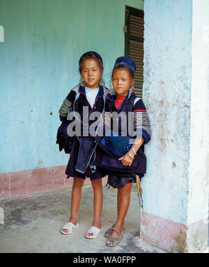 Deux jeunes filles de l'école de Hmong noir en costume traditionnel, SAPA, Vietnam. Banque D'Images