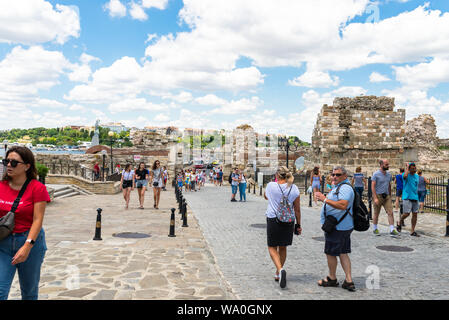 Nessebar, Bulgarie le 15 juillet 2019. Une foule de personnes marchant autour de la ville ancienne et historique de Nessebar en Bulgarie.entrée principale de la ville Banque D'Images