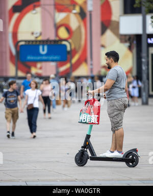 L'E-scooter, scooter électrique, scooter de location, la conduite, à l'Alexander Platz, à Berlin, Banque D'Images