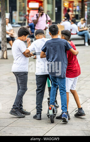 L'E-scooter, scooter électrique, scooter de location, la conduite, à l'Alexander Platz, à Berlin, les gens de remorquage sur un scooter, Banque D'Images