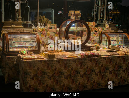 Le Nougat se tenir dans une fête locale. Un nougat traditionnel stand mis en place dans une fête locale à Msida, Malte. Banque D'Images