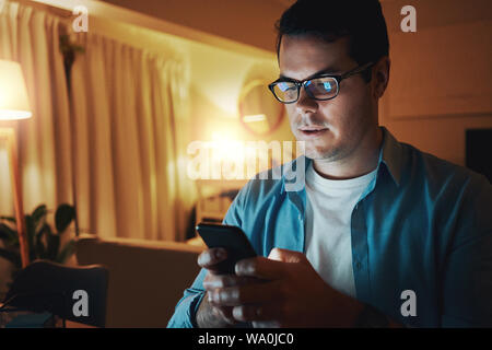 Close-up of a man using mobile phone Banque D'Images