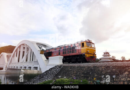 Vieux train diesel fonctionnant sur le pont sur le pont blanc le célèbre pont en acier Lampoon, Thaïlande Banque D'Images