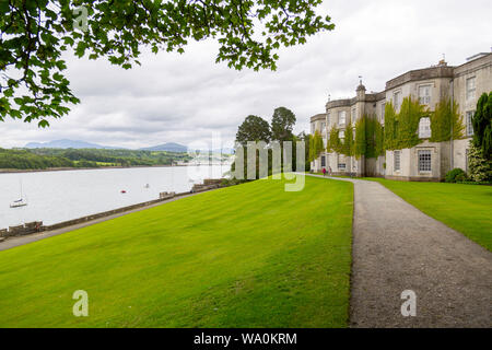 L'imposante maison de campagne de Plas Newydd se trouve sur les rives de la Détroit de Menai, Anglesey, Pays de Galles, Royaume-Uni Banque D'Images