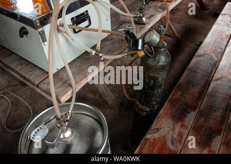 Verser la bière mobiliers pour l'équipement outdoor party ou un pique-nique. Close up image de manomètres, vannes, tuyaux, réservoirs sous pression, Keg et système de refroidissement. Banque D'Images