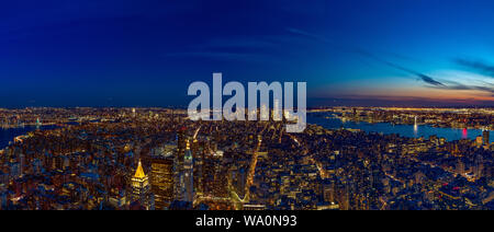 Une image panoramique de New York vue depuis l'Empire State Building en début de soirée. Banque D'Images