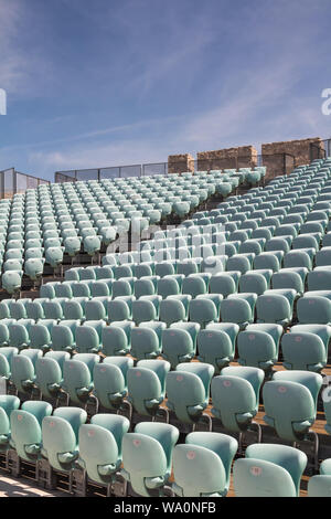 L'auditorium vide avec une rangées de chaises en plastique bleu lumière confortable au St. Michael forteresse, pour les manifestations en plein air. Sibenik, Croatie. Banque D'Images