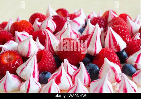 Gâteau au fromage délicieux, frais Meringue garni de framboises, fraises et bleuets. Banque D'Images