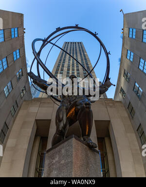 Une photo de l'Atlas Statue devant un immeuble du Rockefeller Center. Banque D'Images