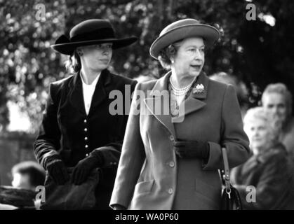 La reine Elizabeth II pour une visite de Cambridgeshire Banque D'Images