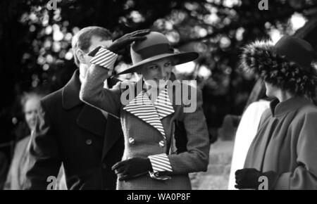 La princesse Diana tient à son chapeau dans le vent. Banque D'Images