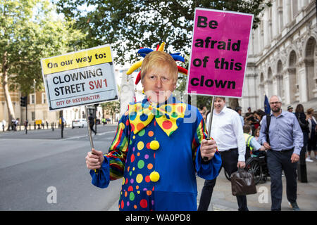 Militante Anti-Brexit habillé comme Boris Johnson, le Premier ministre britannique, dans un costume de clown à l'extérieur de Downing Street, Whitehall, Londres, UK Banque D'Images