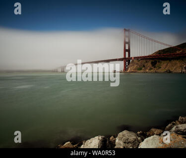 Vue panoramique sur le Golden Gate Bridge le matin vue depuis le Fort Baker, sur un matin brumeux, d'une exposition longue et beaucoup de copy space Banque D'Images